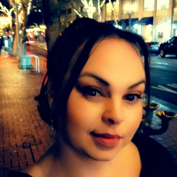 Meet your Posher, Jenn - Picture 1 of 1